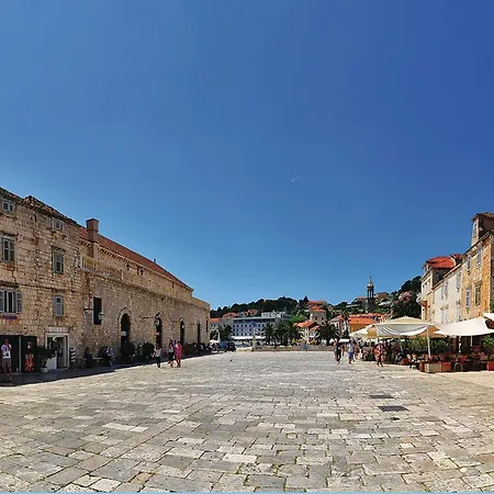 Cozy Apartment In Stari Grad With Wifi