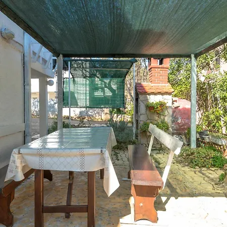 Cozy Apartment In Stari Grad With Wifi