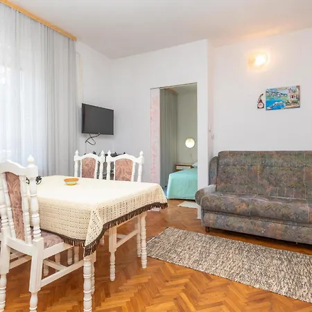 Cozy Apartment In Stari Grad With Wifi