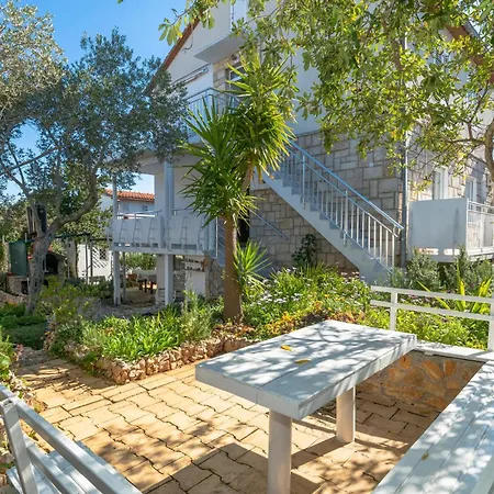 Apartment Cozy Apartment In Stari Grad With Wifi