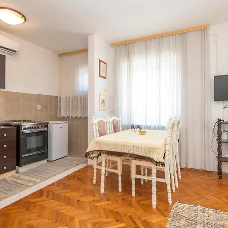 Apartment Ivanje Gomile Bb Croatia